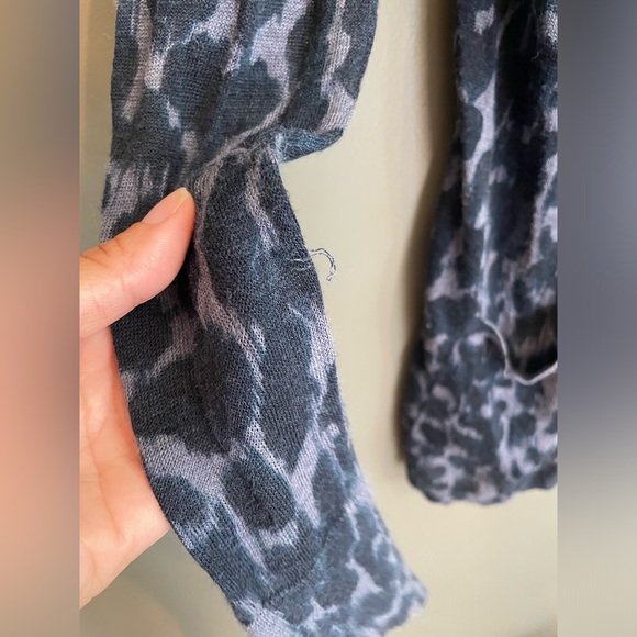 Ann Taylor LOFT navy blue leopard print cardigan size small - Picture 3 of 4